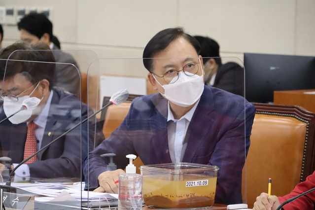 ▲ 국민의힘 이명수 의원이 12일 국회에서 열린 행정안전위원회의 충남도에 대한 국정감사에서 양승조 지사에게 충남 지역 쪽파 피해와 관련해 질의를 하고 있다.ⓒ이명수 의원실