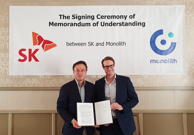 ▲ (왼쪽부터) SK㈜ 장동현 사장과 모놀리스 CEO 로브 핸슨. ⓒSK