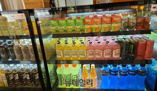 ▲ 최근 골프장에서 그린피는 물론 식음료 값까지 폭리를 취하고 있다는 비난이 쇄도하고 있다. 사진은 충북 청주 골프장 식당에 진열돼 있는 식음료.ⓒ뉴데일리 D/B