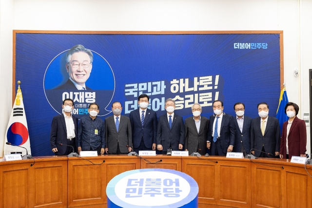 ▲ 13일 이재명 더불어민주당 대선후보가 국회에서 열린 당 상임고문단과의 상견례 자리에서 사진을 찍고 있다. ⓒ이재명 캠프