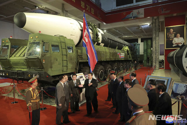 ▲ 북한 무기전시회 '자위 2021'에 참석한 김정은. 그는 이날 기조연설에서 
