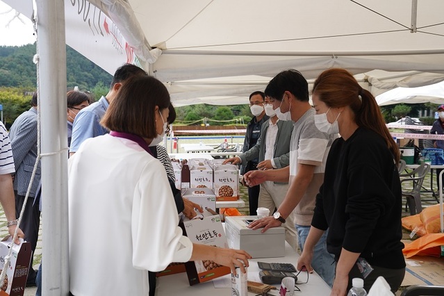 ▲ 충남 천안시 광덕면 호두축제장에서 호두를 판매하고 있다.ⓒ천안시