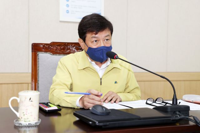 ▲ 김병우 충북교육감이 13일 코로나19와 관련, 긴급 비상대책회의를 주재하고 있다.ⓒ충북교육청