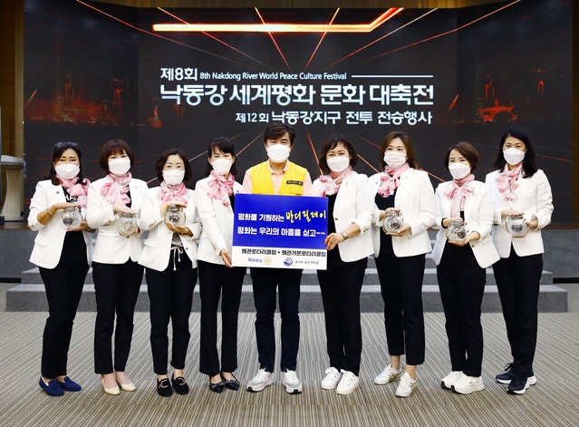 ▲ 왜관로타리클럽과 왜관가온로타리클럽 회원 20여 명은 지난 12일 칠곡호국평화기념관 XR 스튜디오에서 ‘평화 반디 프로젝트’에 참가했다.ⓒ칠곡군