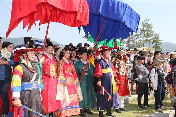 ▲ 청주 초정약수축제의 대표적 볼거리로 꼽히는 ‘세종대왕 어가행차 재현’에 관람객들이 참여하고 있다.ⓒ청주시
