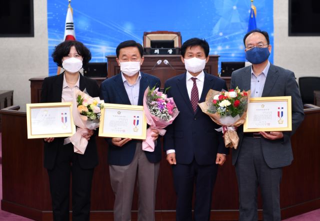 (왼쪽부터) 풍선아 의사팀장, 정태훈 의원, 최충진 청주시의회의장, 박완희 의원.ⓒ청주시의회