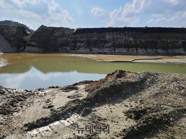 ▲ 충북 청줏 청원구 A 골재 채취장 측이 제보를 받고 본보가 처음 현장 방문 당시에 비해 며칠 후 업체 측에서 흙 등으로 메운 부분이다.ⓒ뉴데일리 D/B
