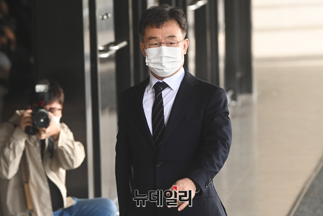 ▲ 화천대유 대주주 김만배 씨가 지난 11일 오전 서울 서초구 서울중앙지방검찰청에 피의자 신분으로 출석하고 있다. ⓒ강민석