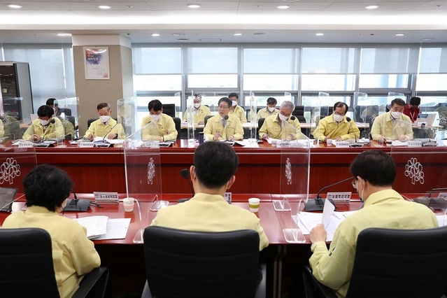 ▲ 양승조 충남도지사가 13일 도청에서 실국원장회의를 주재하고 있다.ⓒ충남도