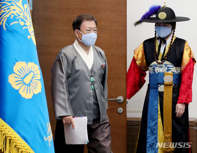 ▲ 문재인 대통령이 지난 12일 오전 청와대 여민관 영상회의실에서 열린 국무회의에 가을 한복문화주간을 맞아 한복을 입고 참석하고 있다. 오른쪽은 전통 의장대 차림을 한 탁현민 청와대 의전비서관. ⓒ뉴시스