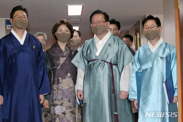 ▲ 황희(왼쪽) 문화체육관광부 장관, 한정애(왼쪽 두번째) 환경부 장관, 김부겸(오른쪽 두번째) 국무총리, 박범계 법무부 장관(오른쪽)이 12일 오전 서울 종로구 정부서울청사에서 영상으로 열린 제44회 국무회의에 한복을 입고 참석하고 있다. ⓒ뉴시스