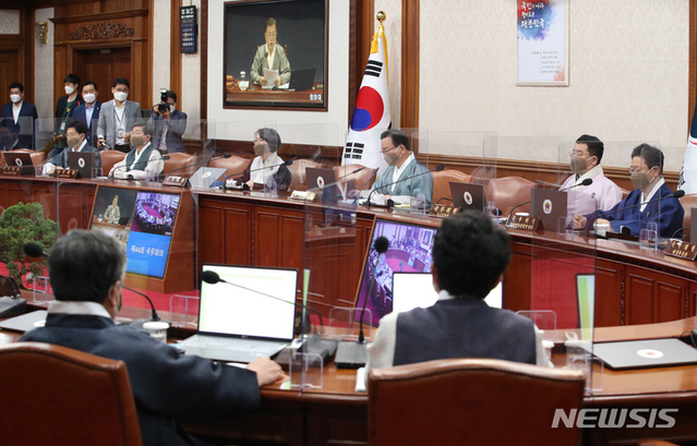 ▲ 김부겸 국무총리와 국무위원들이 지난 12일 오전 정부서울청사에서 영상으로 열린 제44회 국무회의에 한복을 입고 참석해 문재인 대통령의 발언을 듣고 있다. ⓒ뉴시스