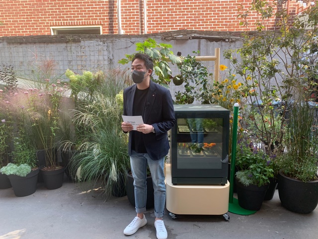 ▲ 서울 성수동에 위치한 복합문화공간 플라츠에 조성된 팝업스토어 '틔운 하우스'에 전시된 LG 틔운. ⓒ이성진 기자