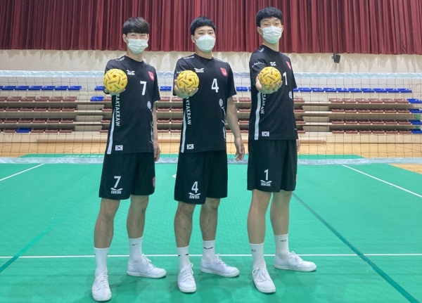 ▲ 국가대표로 선발된 목원대 스포츠 건강관리학과 소속 3명의 선수가 세팍타크로 공을 들고 기념촬영을 하고 있다. 사진 왼쪽부터 유미효·이준욱·백윤성 선수.ⓒ목원대