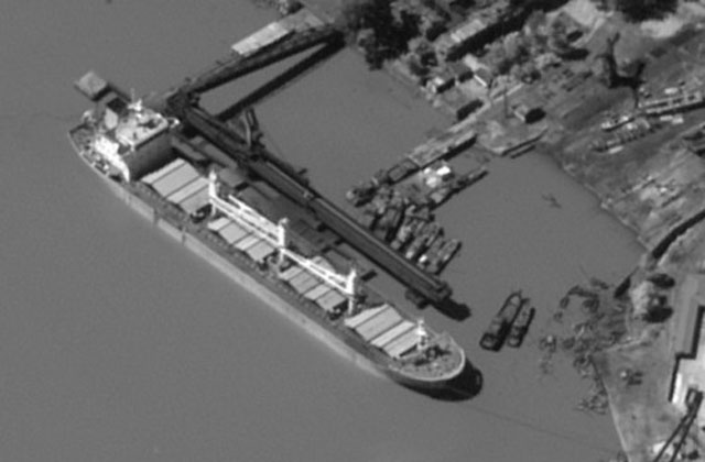 북한 항구에서 석탄을 선적 중인 중국 선박. ⓒ뉴시스. 무단전재 및 재배포 금지.