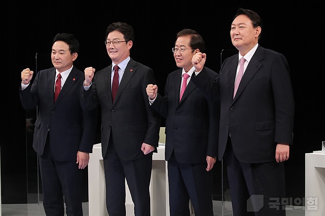 ▲ 지난 13일 저녁 제주KBS에서 (왼쪽부터)원희룡·유승민·홍준표·윤석열, 4명의 국민의힘 대선 경선 후보자들의 합동토론회가 열리고 있다.ⓒ국민의힘