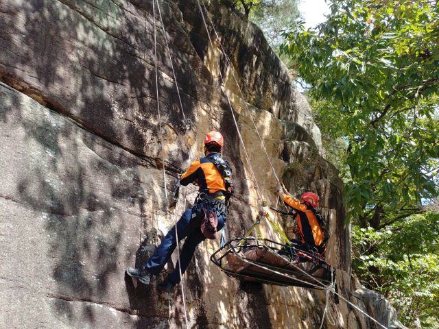 ▲ 충북소방본부가 14일 오전 괴산군 사랑산 일원에서 특별 산악구조 훈련을 실시하고 있다.ⓒ충북소방본부