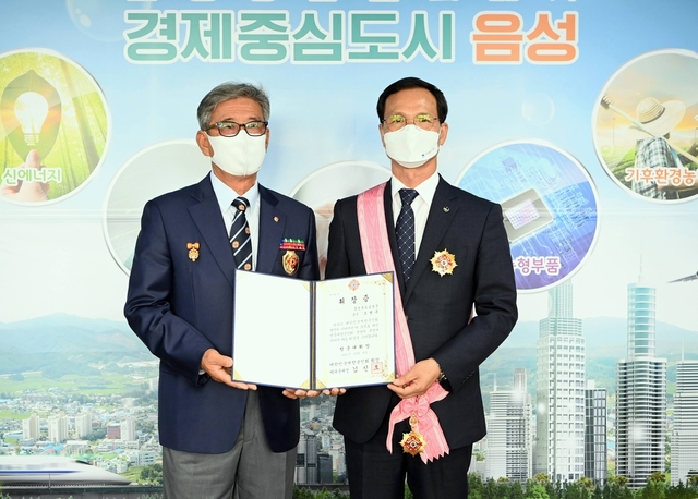 ▲ 조병옥 음성군수(오른쪽)가 14일 향군대휘장을 받았다.ⓒ음성군