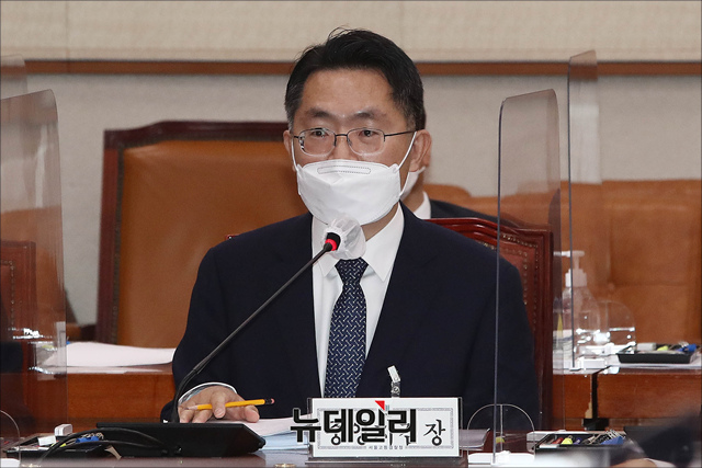 ▲ 이정수(사진) 서울중앙지검장이 14일 국회 법제사법위원회의 서울중앙지검 등에 대한 국정감사에서 대장동 개발 특혜 의혹 관련 야당 의원들 질의에 대해 