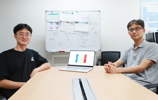 ▲ (왼쪽부터) 에너지공학전공 강준식 석·박사통합과정생, 이호춘 교수.ⓒDGIST