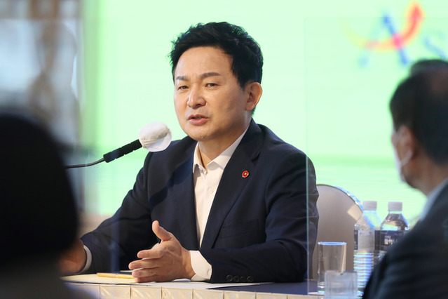 ▲ 민의힘 대권주자인 원희룡 전 제주지사가 14일 오전 대구 호텔수성에서 열린 대구·경북 중견 언론인 모임 '아시아포럼21' 정책토론회에 참석해 인사말을 하고 있다