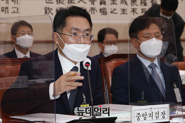 ▲ 이정수 서울중앙지검장이 14일 오전 국회에서 열린 국회 법제사법위원회 국정감사에 출석해 여야 의원들의 질의에 답변하고 있다. ⓒ뉴데일리 DB