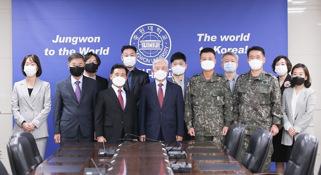 ▲ 한민구 전 국방부 장관이 14일 중원대 석좌교수로 임명됐다. 한 전 장관이 중원대에서 석좌교수로 임용된 후 기념촬영을 하고 있다.ⓒ중원대