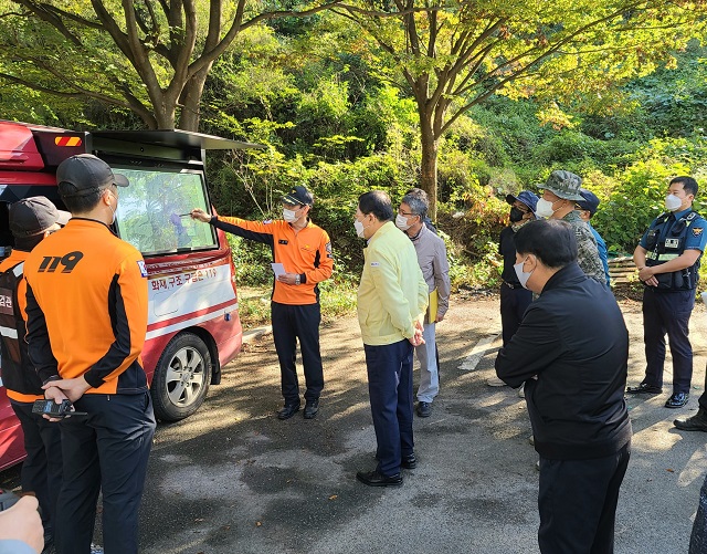 ▲ 주낙영 시장이 14일 오전 60대 남성 실종현장을 찾아 수색상황을 점검하고 있다.ⓒ경주시