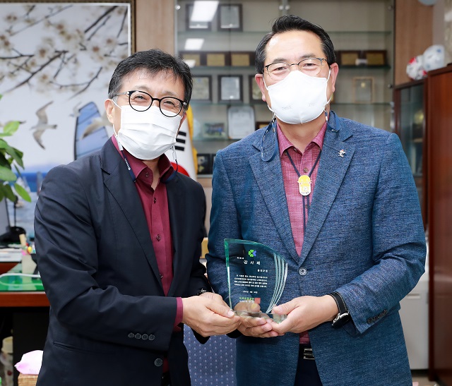 ▲ 왼쪽부터 이주민 도로교통공단이사장, 전찬걸 울진군수.ⓒ울진군