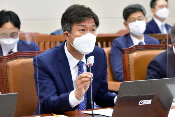 ▲ 지난 8일 국감에서 김대지 국세청장이 세입확보 현황을 보고하고 있다. ⓒ연합뉴스 제공