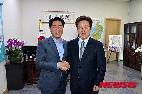 ▲ 지난 2015년 3월 13일 이재명(오른쪽) 당시 성남시장이 시청 시장실에서 성남시체육회 상임부회장으로 선임된 최윤길 전 성남시의회 의장에게 임명장을 전달하고 있다. ⓒ뉴시스