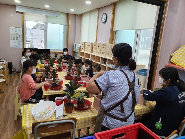 ▲ 지역아동센터 아이들이 원예 원데이클래스를 하고 있다.ⓒ한울본부