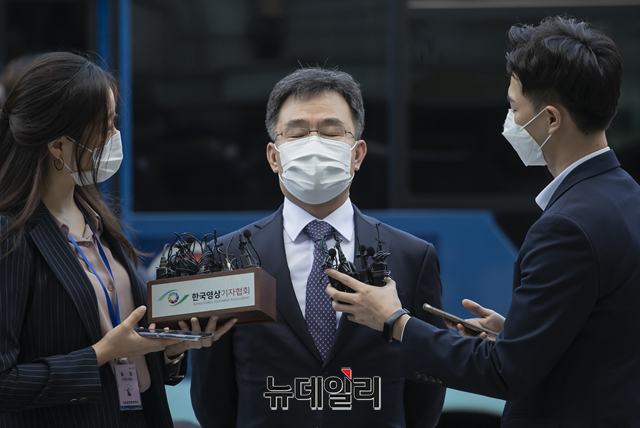 ▲ 성남 대장동 개발사업 특혜 의혹을 받고 있는 화천대유 대주주 김민배씨가 지난 14일 오전 서울 서초구 서울중앙지방법원에서 열린 구속 전 피의자 심문에 앞서 취재진의 질문에 답하고 있다.ⓒ강민석 기자
