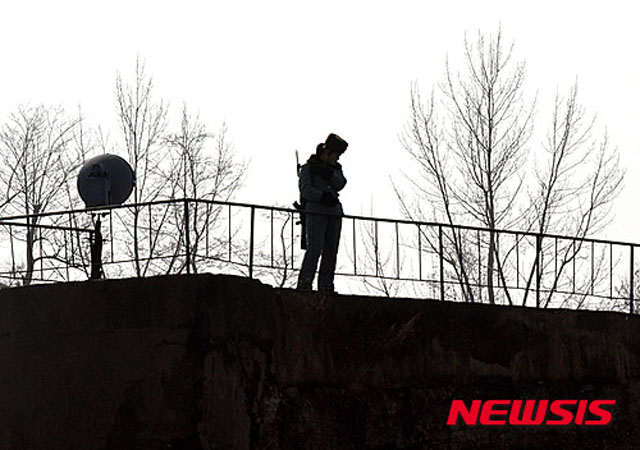 ▲ 압록강 인근서 경계근무를 서고 있는 북한 국경경비대원. ⓒ뉴시스. 무단전재 및 재배포 금지.
