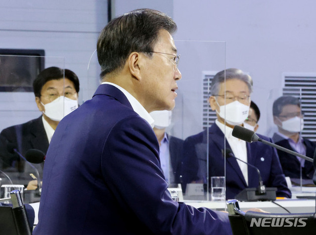 ▲ 문재인 대통령이 14일 오후 세종시 정부세종컨벤션센터에서 열린 '균형발전 성과와 초광역협력 지원전략 보고'행사에서 발언하고 있다. ⓒ뉴시스