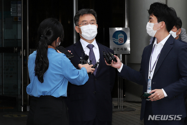 ▲ 김만배 씨가 지난 14일 서울중앙지방법원에서 열린 구속 전 피의자심문을 마친 뒤 취재진 질문에 답변하는 모습이다. ⓒ뉴시스