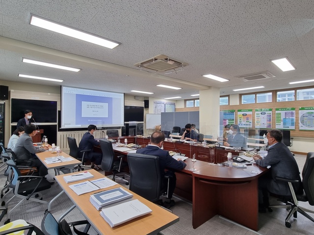 ▲ 경상북도는 15일 포항 동부청사에서 용역 수행기관인 숙명여자대학교 산학협력단과 경주시, 관련 전문가 등 20여 명이 참석한 가운데 ‘국립 탄소중립 에너지 미래관 설립 기본구상 및 타당성 연구용역’ 최종보고회를 가졌다고 밝혔다.ⓒ경북도