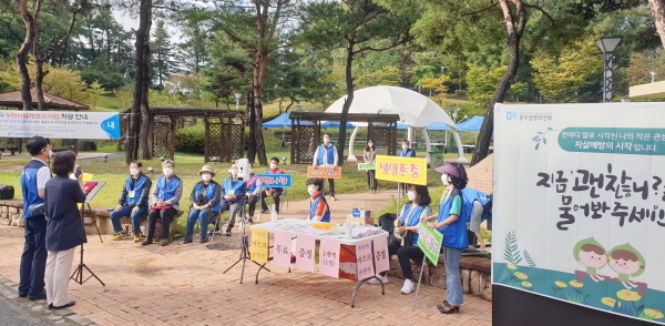 ▲ 생명사랑 걷기대회에 참석한 시민들에게 생명존중에 대해 설명하고 있다.ⓒ충주생명의전화