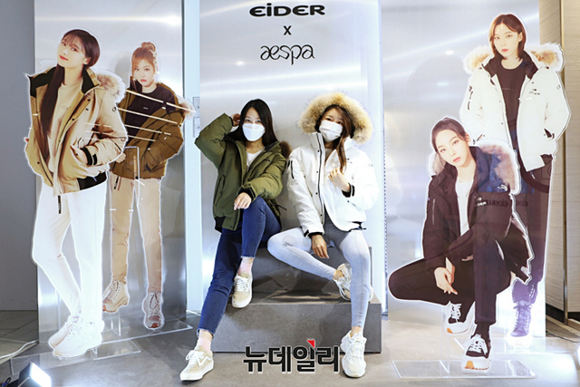 ▲ 17일, 서울 중구 본점 지하1층에서 모델들이 '아이더X에스파 팝업스토어'를 홍보하고 있다. ⓒ롯데쇼핑