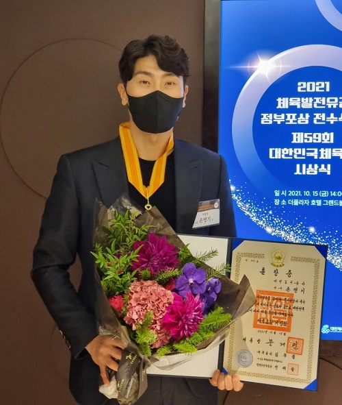 ▲ 대전도시공사 펜싱팀 손영기 선수가 지난 15일 체육훈장 거상장을 받았다.ⓒ대전도시공사