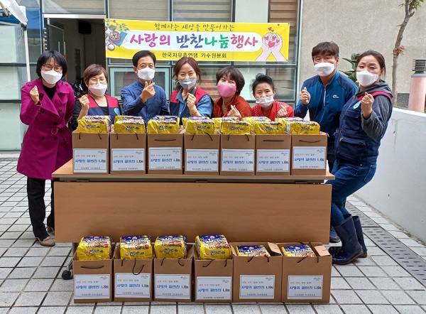 ▲ 자유총연맹 대전시 가수원동분회 밑반찬 나눔 행사에 앞서 회원들이 기념촬영을 하고 있다.ⓒ대전 서구