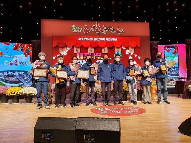 ▲ 2001 보은 대추왕에 선발된 정상호 씨 등이 지난 16일 정상혁 보은군수와 기념촬영을 하고 있다.ⓒ보은군