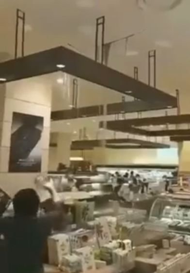 ▲ 천정에서 물이 새는 신세계 강남점.ⓒ온라인 커뮤니티 캡처