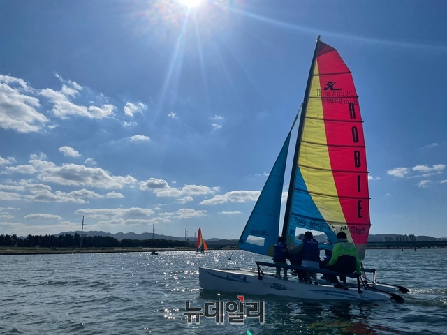 ▲ 시민들이 형산강 수상레저타운에서 댕기요트 체험을 하고 있다.ⓒ뉴데일리