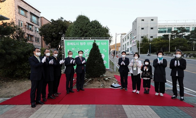 ▲ 한범덕 청주시장이 청주문화제조창에서 기념식수를 하고 있다.ⓒ청주고예비엔날레조직위