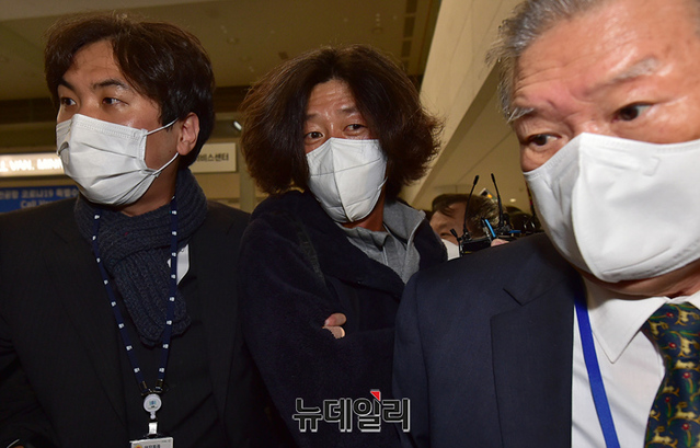 ▲ 18일 오전 인천국제공항에 모습을 드러낸 남욱 변호사. ⓒ정상윤 기자