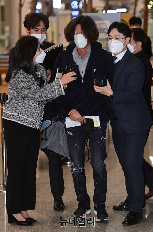 18일 오전 인천국제공항에 모습을 드러낸 남욱 변호사. ⓒ정상윤 기자