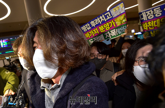 18일 오전 인천국제공항에 모습을 드러낸 남욱 변호사. ⓒ정상윤 기자