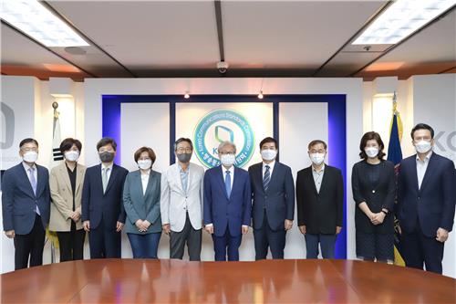 ▲ 제20대 대선 선거방송심의위 위촉식에 참석한 인사들. (왼쪽부터) 정영식 위원, 박동순 선거방송심의위원회 부위원장, 김일곤 위원, 김언경 위원, 정일윤 위원, 정연주 방송통신심의위원회 위원장, 권혁남 선거방송심의위원회 위원장, 박수택 위원, 이나연 위원, 구본진 위원. ⓒ방통심의위 / 연합뉴스 제공.