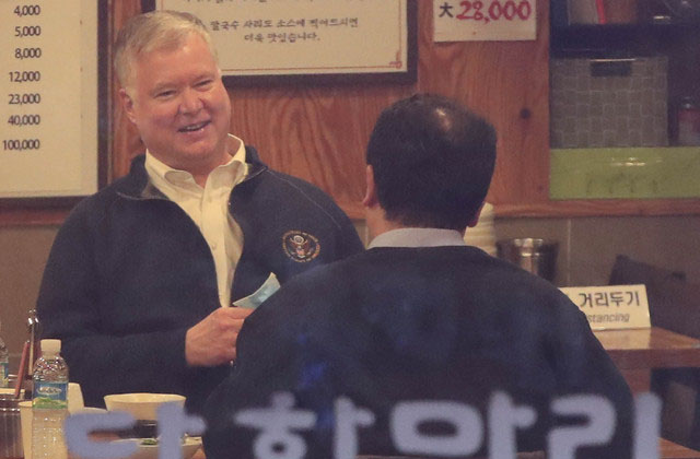 ▲ 2020년 12월 서울 광화문 닭한마리 식당에서 최종건 외교부 제1차관과 만난 스티브 비건 당시 미국 국무부 부장관 겸 대북정책 특별대표. ⓒ뉴시스. 무단전재 및 재배포 금지.